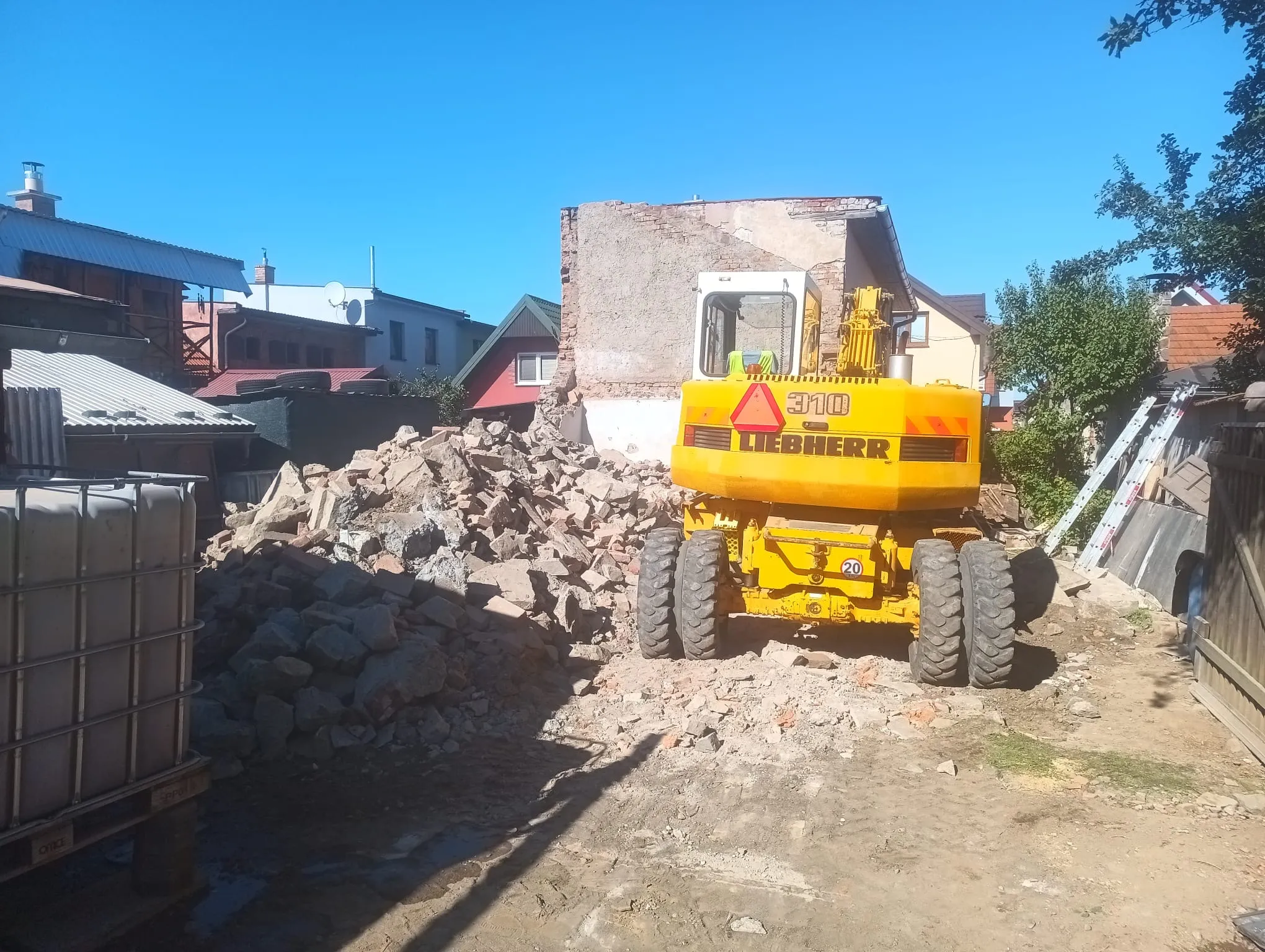 Terén a zemné práce — fotografia 3 z 32 — MENCO s.r.o.